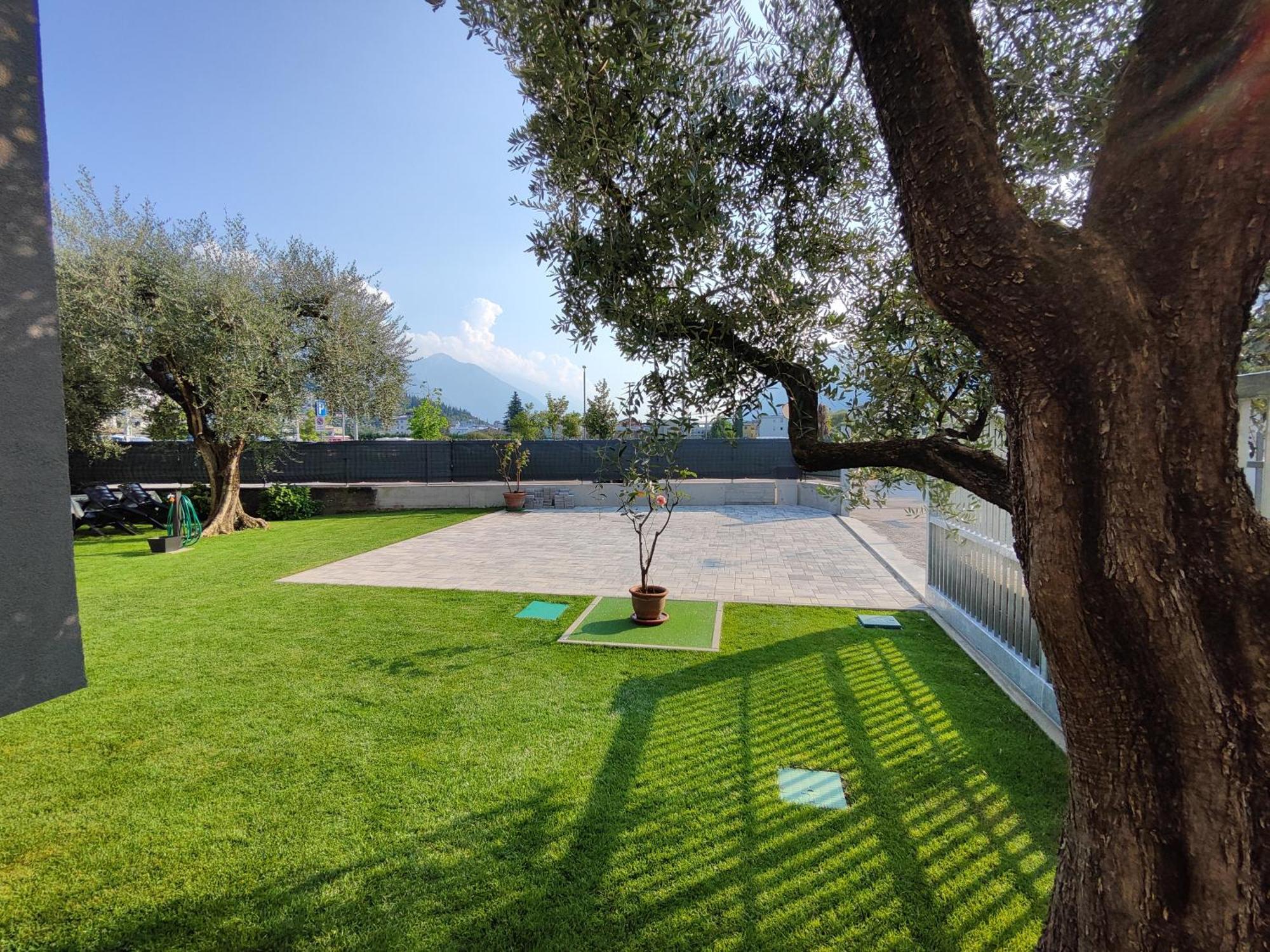 Oasi Degli Ulivi Apartment Riva del Garda Luaran gambar